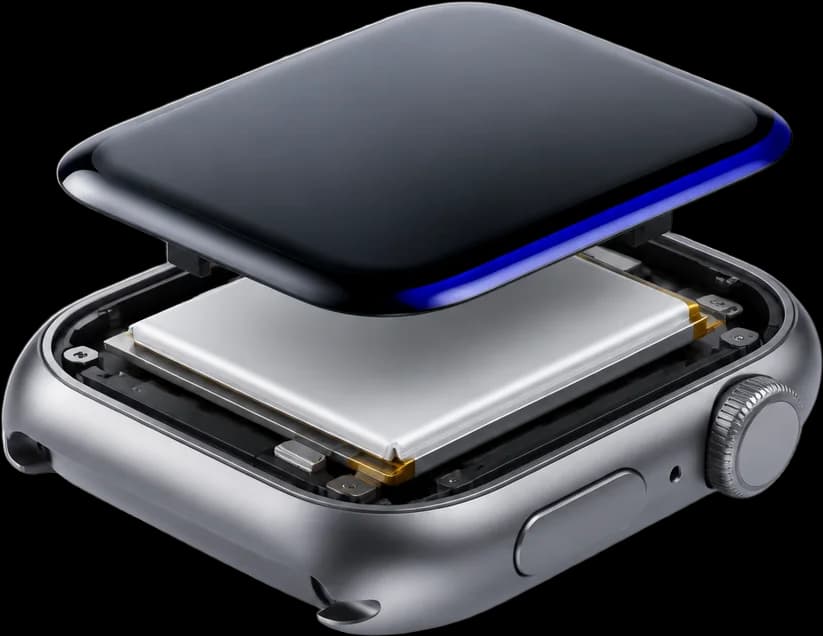 Symbolbild: Smartwatch mit angehobenem Displayglas über dem Akku